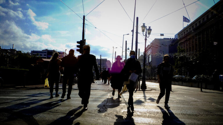 Ευρωβαρόμετρο: 1 στους 2 πολίτες στην ΕΕ βλέπει «μαύρο» το μέλλον του κόσμου - Πιο απαισιόδοξοι (56%) οι Έλληνες