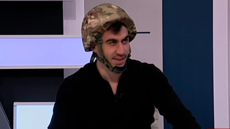 Φορώντας στρατιωτικό κράνος ο Φειδίας ανακοίνωσε την υποψηφιότητά του στις βουλευτικές εκλογές της Κύπρου