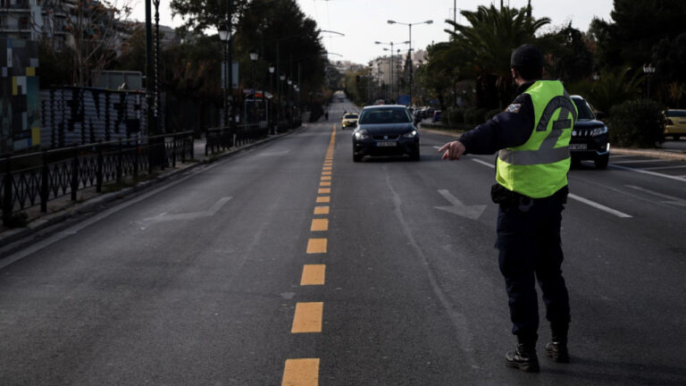 Φορτηγό με οπωροκηπευτικά ανατράπηκε στην εθνική οδό, στο Κάστρο Βοιωτίας