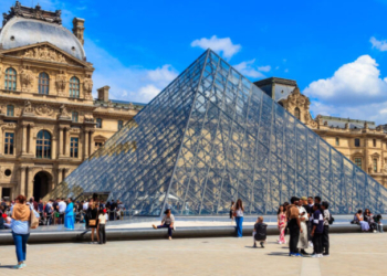 Γαλλία: Σύλληψη 9 υπόπτων για απάτη έκδοσης εισιτηρίων ύψους 10 εκατ. ευρώ σε Λούβρο και Βερσαλλίες