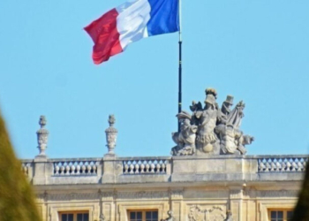 Γαλλία: Ξανά αντιμέτωπη με δύο προτάσεις μομφής η κυβέρνηση- Ηδη επιβίωσε από την πρώτη