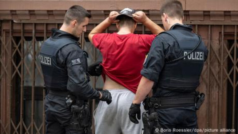 Γερμανία: Συνελήφθησαν κλέφτες που είχαν κρύψει σε παιδικό καροτσάκι κέρματα