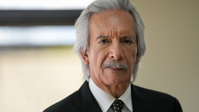 Γουατεμάλα: Ο δημοσιογράφος κι αγωνιστής κατά της διαφθοράς Σαμόρα βγαίνει από τη φυλακή, τίθεται ξανά σε κατ’ οίκον κράτηση