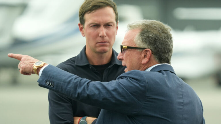 Γουίτκοφ και Κούσνερ ακροβατούν σε δύο ξεχωριστές διαπραγματεύσεις με αμφίβολα αποτελέσματα