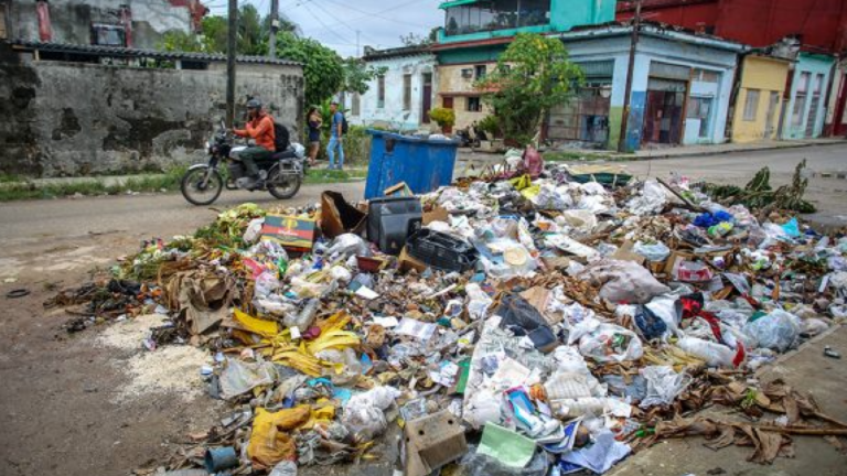 Η Κούβα ασφυκτιά εξαιτίας της πίεσης των ΗΠΑ - Η έλλειψη καυσίμων μετέτρεψε την Αβάνα σε «σκουπιδότοπο» - Δείτε βίντεο