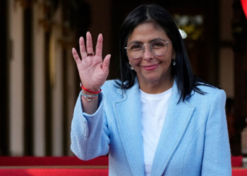 Η προσωρινή πρόεδρος της Βενεζουέλας Ροντρίγκες δήλωσε ότι έχει προσκληθεί στις ΗΠΑ