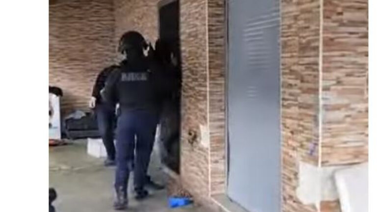 Η στιγμή που πάνοπλοι αστυνομικοί μπαίνουν σε σπίτια σε Φυλή και Αχαρνές - Ξήλωσαν καλώδια 520 μέτρων για ρευματοκλοπές