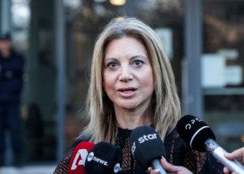 Ιάσων Αποστολόπουλος κατά Μαρίας Καρυστιανού για την τραγωδία στη Χίο: «Είναι τα παιδιά εισβολείς;»