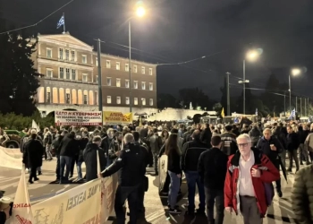Ηχηρό μήνυμα προς την κυβέρνηση έστειλαν οι αγρότες - Έξω από τη Βουλή τα τρακτέρ μέχρι αύριο το μεσημέρι