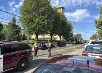 ΗΠΑ: Στο εδώλιο πατέρας 14χρονου που σκότωσε 4 ανθρώπους σε σχολείο - Του είχε χαρίσει το όπλο ως χριστουγεννιάτικο δώρο