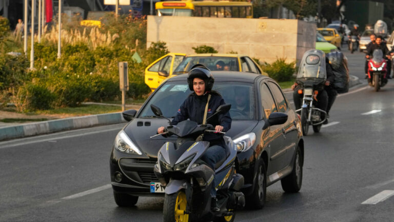 Ιράν: Οι αρχές της χώρας επιτρέπουν επισήμως στις γυναίκες να οδηγούν δίκυκλα