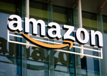 Ιταλία: Έφοδος των φορολογικών αρχών στα κεντρικά της Amazon, σε σπίτια 7 στελεχών και στα γραφεία της KPMG