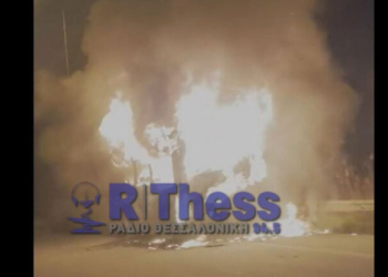 Κάηκε ολοσχερώς λεωφορείο στη Σίνδο Θεσσαλονίκης
