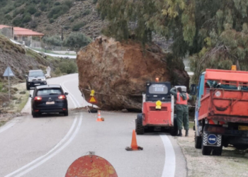 Κακοκαιρία στη Χίο: Νεκρός χειμερινός κολυμβητής και πτώση τεράστιου βράχου στην εθνική οδό του νησιού