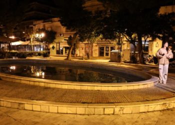 Καλλιθέα: Σε κρίσιμη κατάσταση το κοριτσάκι που έπεσε σε συντριβάνι - Στον εισαγγελέα σήμερα οι γονείς του