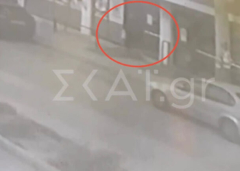 Καρέ-καρέ οι κινήσεις του ληστή που «άδειασε» τα ταμεία του σούπερ μάρκετ στον Πειραιά - Δείτε βίντεο