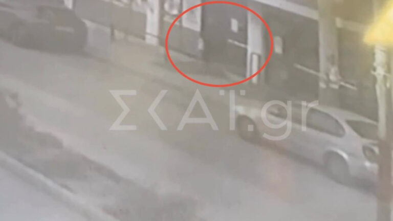 Καρέ-καρέ οι κινήσεις του ληστή που «άδειασε» τα ταμεία του σούπερ μάρκετ στον Πειραιά - Δείτε βίντεο