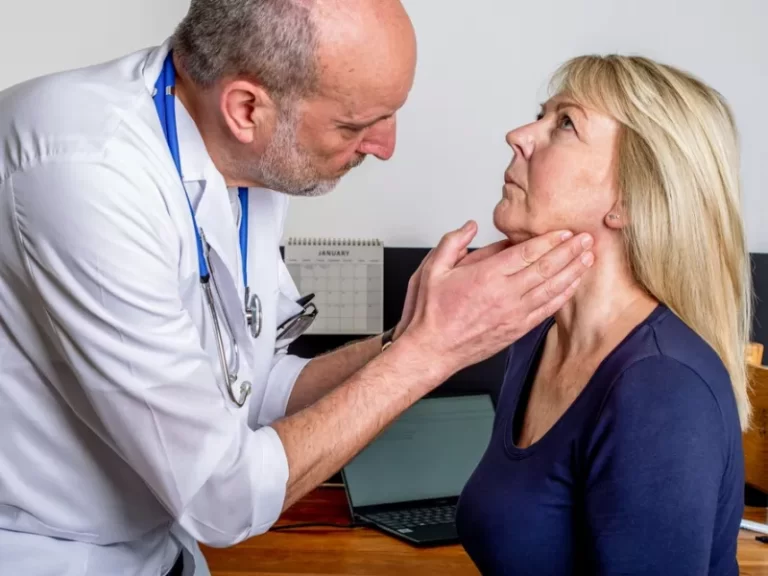 εξέταση γιατρού ασθενής με καρκίνο