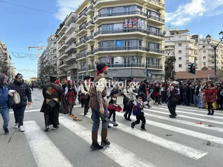 Καρναβάλι στη Θεσσαλονίκη: Χιλιάδες κόσμου σε ένα πολύχρωμο ψηφιδωτό - Δείτε βίντεο