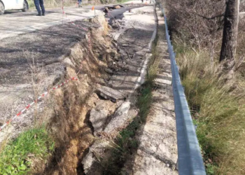 Καθίζηση στην εθνική οδό Πατρών- Τριπόλεως, «κόπηκε» η σύνδεση προς Πάτρα - Δείτε φωτό