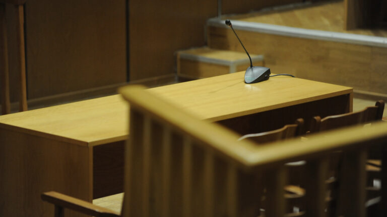 Κοζάνη: Συνελήφθη 39χρονη που κατέγραφε παράνομα δίκη με το κινητό της τηλέφωνο