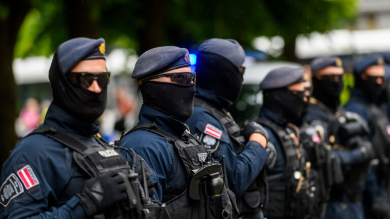 Λετονία: Ξεκινά έρευνα για διακίνηση ανθρώπων μετά τη δημοσιοποίηση εγγράφων που σχετίζονται με τον Επστάιν