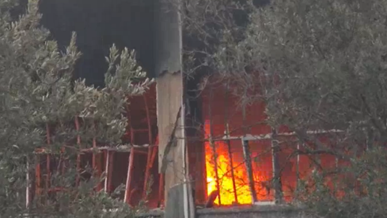 Μαίνεται η φωτιά σε επιχείρηση με αθλητικά είδη στα Σπάτα - Ενισχύθηκαν οι πυροσβεστικές δυνάμεις