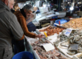 Μέχρι το μεσημέρι λειτουργούν Βαρβάκειος και Καπάνι, κανονικά οι λαϊκές αγορές – Ποια σούπερ μάρκετ είναι ανοικτά