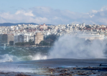 Μεγάλα προβλήματα και διακοπές κυκλοφορίας στην Κεντρική Μακεδονία από τους θυελλώδεις ανέμους 