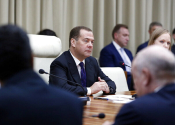 Μεντβέντεφ: Απειλεί με χρήση ρωσικών πυρηνικών αν η Ουκρανία αποκτήσει πυρηνικά όπλα