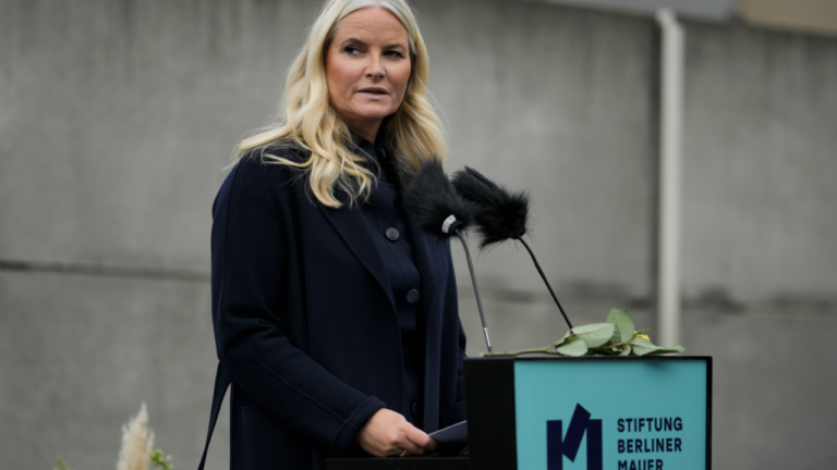 Μέτε-Μάριτ: «Ζητώ συγγνώμη από το Βασιλιά και τη Βασίλισσα»