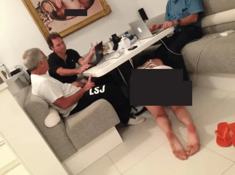 Μια εικόνα ντροπής: Ο Έπσταϊν, οι φίλοι του και η γυναίκα κάτω από το τραπέζι…