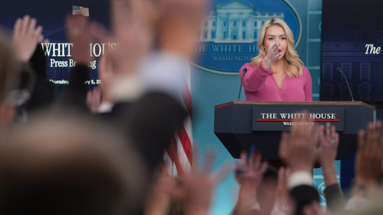 Μήνυμα Λέβιτ σε Τεχεράνη πριν τις συνομιλίες: Ο πρόεδρος έχει πολλές επιλογές εκτός της διπλωματίας