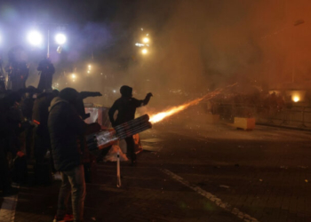 Νέα διαδήλωση της αντιπολίτευσης στην Αλβανία, 16 αστυνομικοί τραυματίες