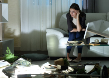 Νεαρός διέρρηξε στο σπίτι της πρώην κοπέλας του και το έκανε γυαλιά – καρφιά