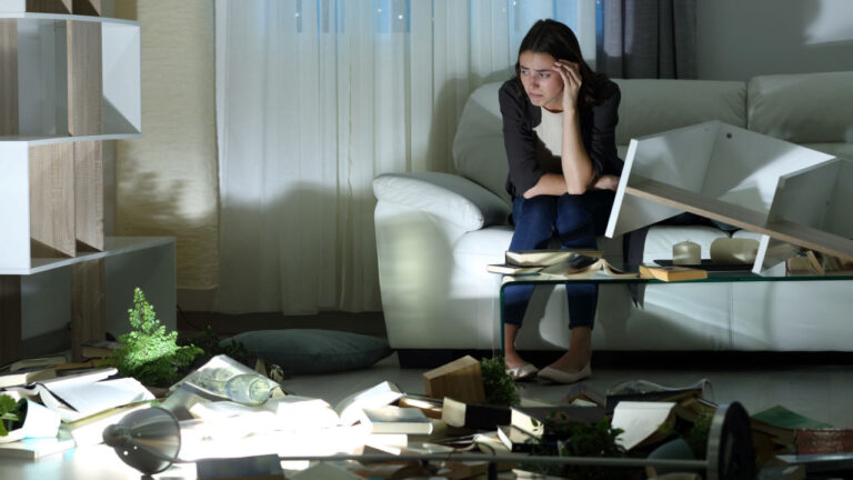 Νεαρός διέρρηξε στο σπίτι της πρώην κοπέλας του και το έκανε γυαλιά – καρφιά