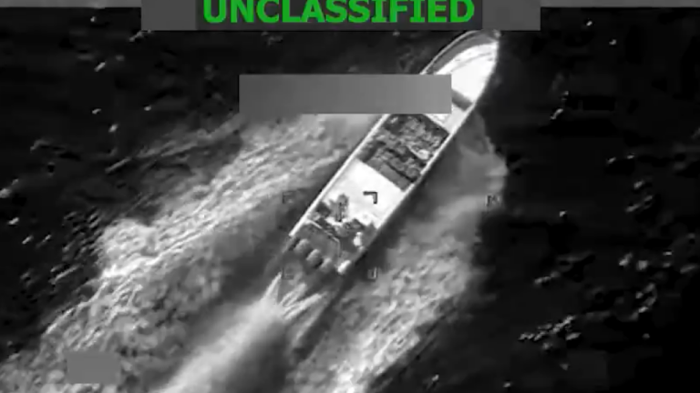 Νέο πλήγμα των ΗΠΑ σε «ναρκόπλοιο» στον Ειρηνικό - Επιχείρηση «έρευνας και διάσωσης» ενός επιζώντα - Δείτε βίντεο