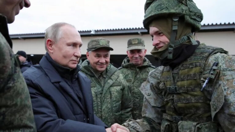 Ο πόλεμος του Πούτιν φαίνεται να μην μπορεί να κερδηθεί στρατιωτικά -αλλά η ρωσική μηχανή αντέχει ακόμη