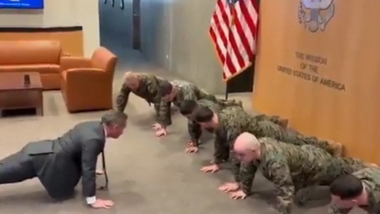 Ο πρέσβης των ΗΠΑ στον ΟΗΕ κάνει κάμψεις με πεζοναύτες – Viral βίντεο