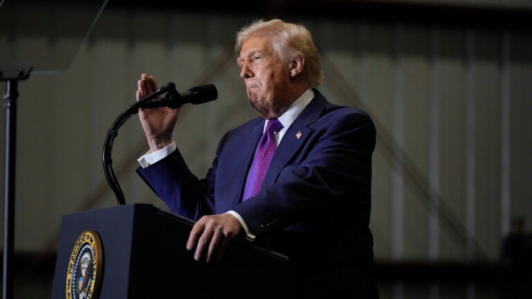 Ο Τραμπ σχεδιάζει πλήγμα στο Ιράν, αλλά δεν εξηγεί «γιατί» ή «γιατί τώρα»