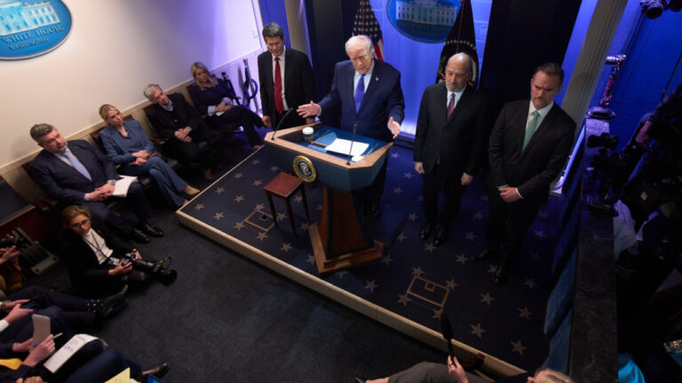 Ο Τραμπ υπέγραψε το διάταγμα για την επιβολή πρόσθετων δασμών 10% στις εισαγωγές από όλες τις χώρες