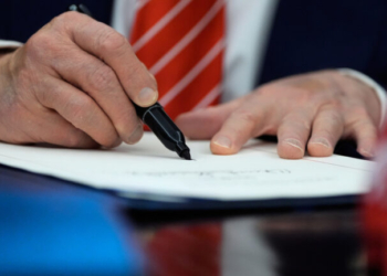 Ο Τραμπ υπέγραψε το νομοσχέδιο που βάζει τέλος στη δημοσιονομική παράλυση στις ΗΠΑ