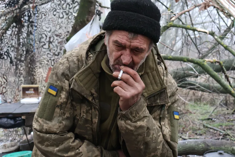 Ουκρανός οπλίτης καπνίζει