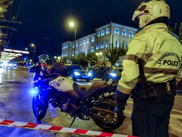 Αστυνομικός τροχαίας νύχτα