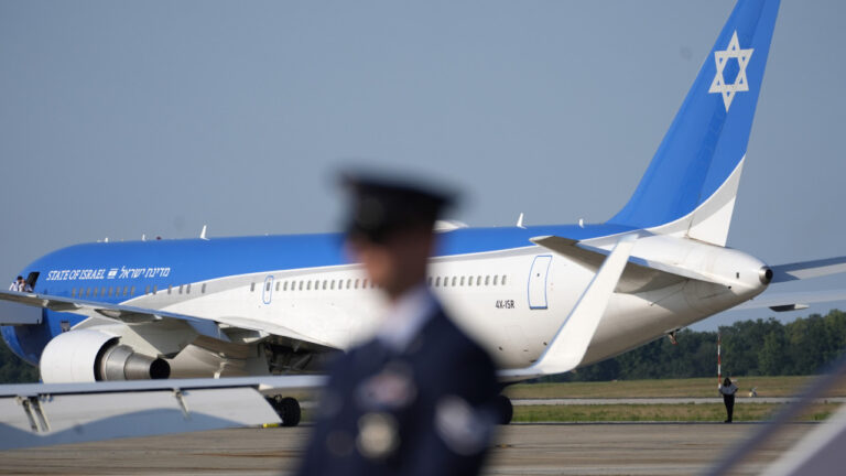 Οι υπηρεσίες ασφαλείας του Ισραήλ αποβίβασαν δημοσιογράφο από το πρωθυπουργικό αεροσκάφος πριν την απογείωση για Ουάσινγκτον