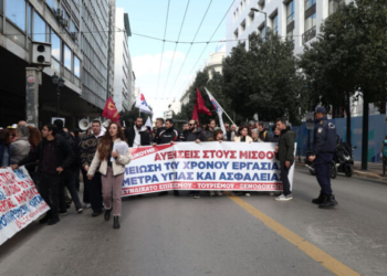 Ολοκληρώθηκε η πορεία των εργαζομένων σε επισιτισμό και τουρισμό στο Μέγαρο Μαξίμου
