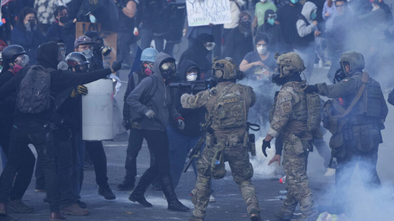 Ομοσπονδιακός δικαστής περιορίζει τη χρήση δακρυγόνων από την ICE στο Πόρτλαντ