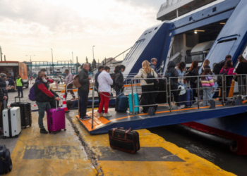 Όπου φύγει - φύγει: Οι Αθηναίοι φεύγουν για το 3ήμερο - Η κίνηση στα λιμάνια