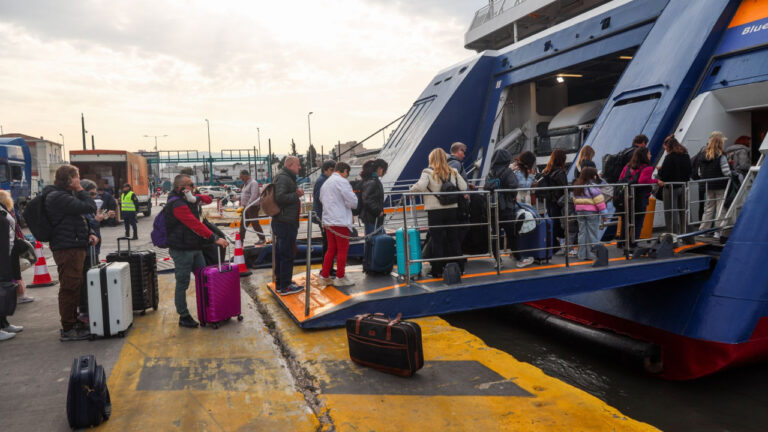 Όπου φύγει - φύγει: Οι Αθηναίοι φεύγουν για το 3ήμερο - Η κίνηση στα λιμάνια