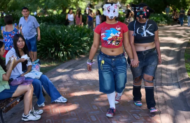 «Ό,τι δηλώσεις είσαι»: Έφηβοι στην Αργεντινή, συμπεριφέρονται σαν ζώα- Το φαινόμενο «therian» στα social media- Δείτε φωτογραφίες